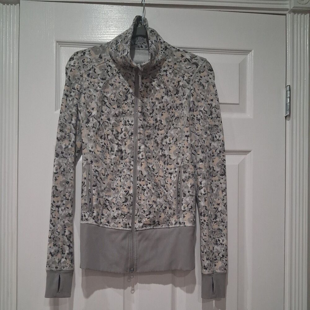 Lululemon Nice Asana Jacket Not So Petite Fleur Silver Spoon Abstract Gray Sz 4